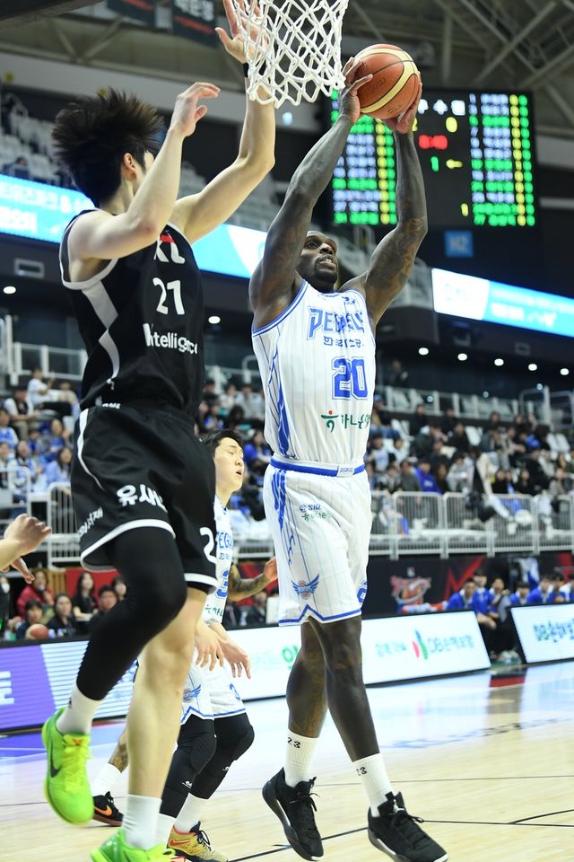 가스공사 라건아(20번)의 슛