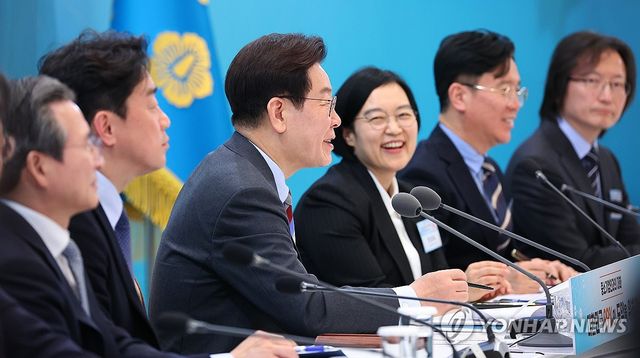 참석자 발언에 답하는 이재명 대통령