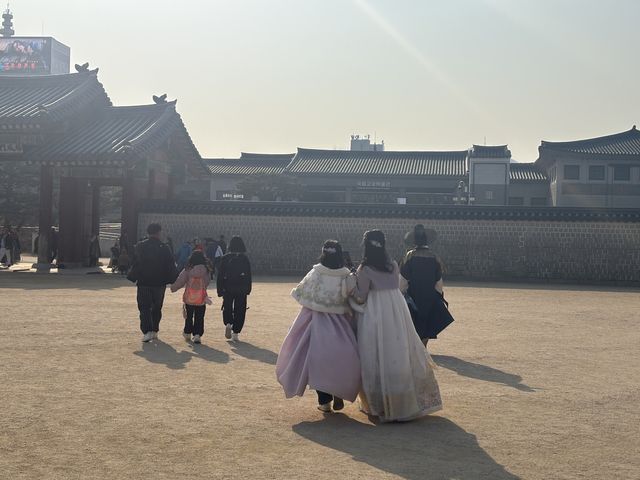 보라색 한복을 입은 외국인들