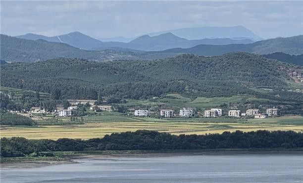 오두산 통일전망대에서 바라본 북한 관산반도의 모습