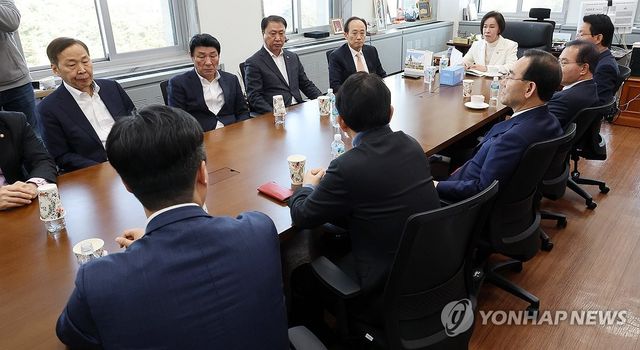 머리 맞댄 국민의힘 대구 의원들