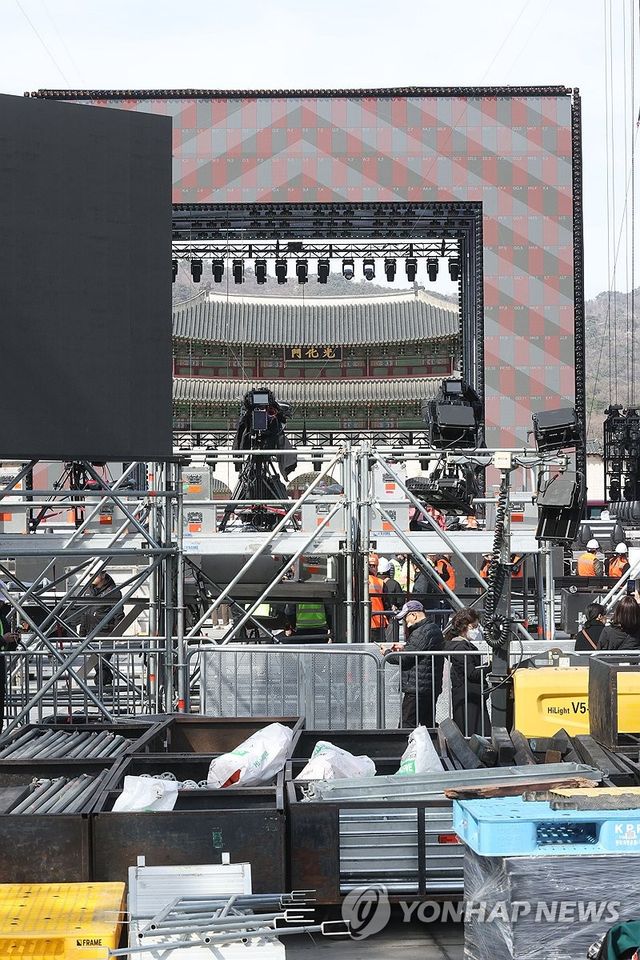 BTS 공연 준비로 분주한 광화문광장