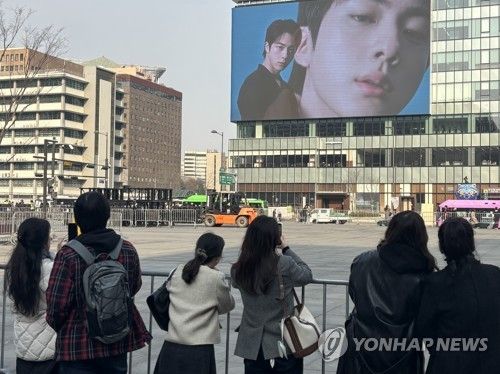 세종문화회관 앞 BTS 홍보물 앞에 서있는 외국인