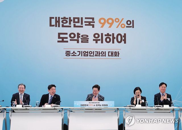 참석자 발언에 박수치는 이재명 대통령