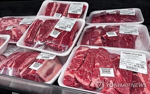 미국 슈퍼마켓에 진열된 고기 포장 제품들