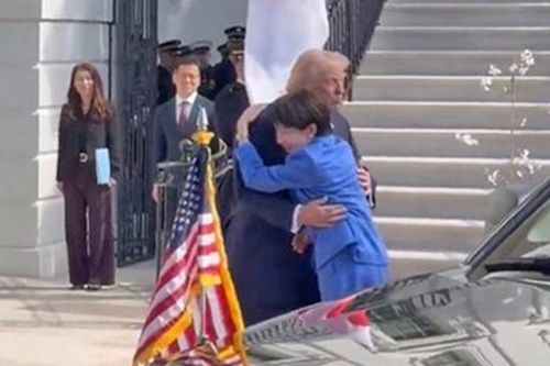 포옹하는 미일 정상