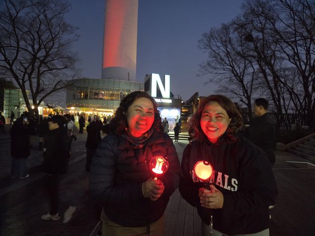 남산타워 사전행사에 참석한 로리(42)씨와 리카(38)씨 자매