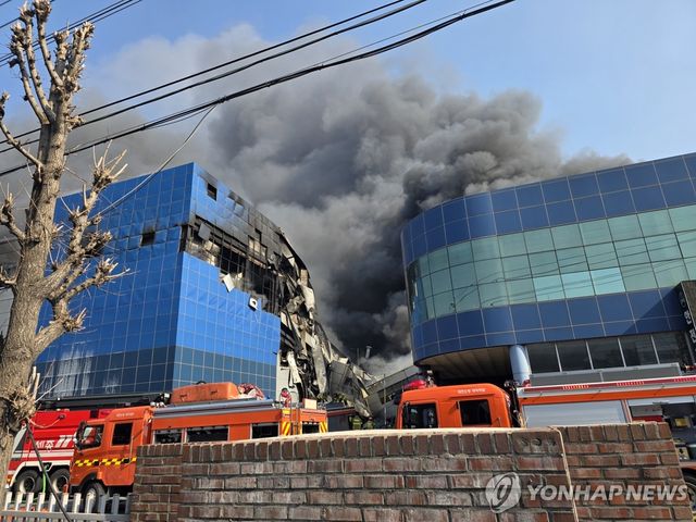 대전 자동차부품 제조공장 화재로 무너져 내리는 건물