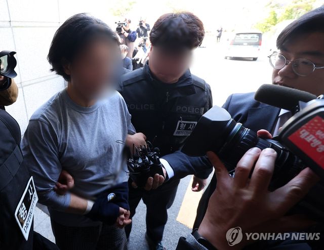 카메라 응시하는 부산 기장 살인사건 피의자