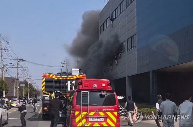 대형 화재 탈출의 긴박한 순간