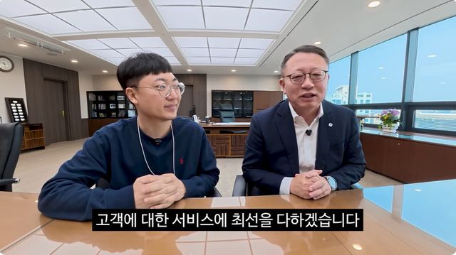 유튜버 김선태 씨(왼쪽)와 정진완 우리은행장 [유튜브 화면 캡처]