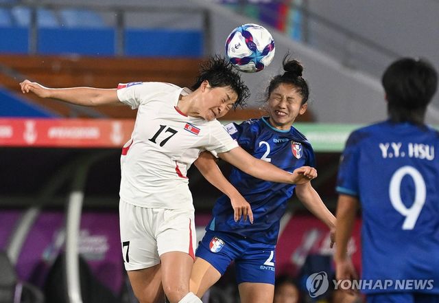 공중볼을 다투는 북한 여자 축구 대표팀의 김경영(왼쪽)