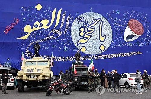 이란 혁명수비대 및 이란군 전사자 장례식에서 경계를 서고 있는 이란 군인들.