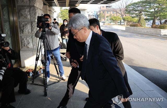 출근하는 헌법재판소장