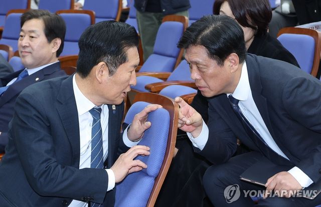 대화하는 정청래 대표와 조승래 사무총장