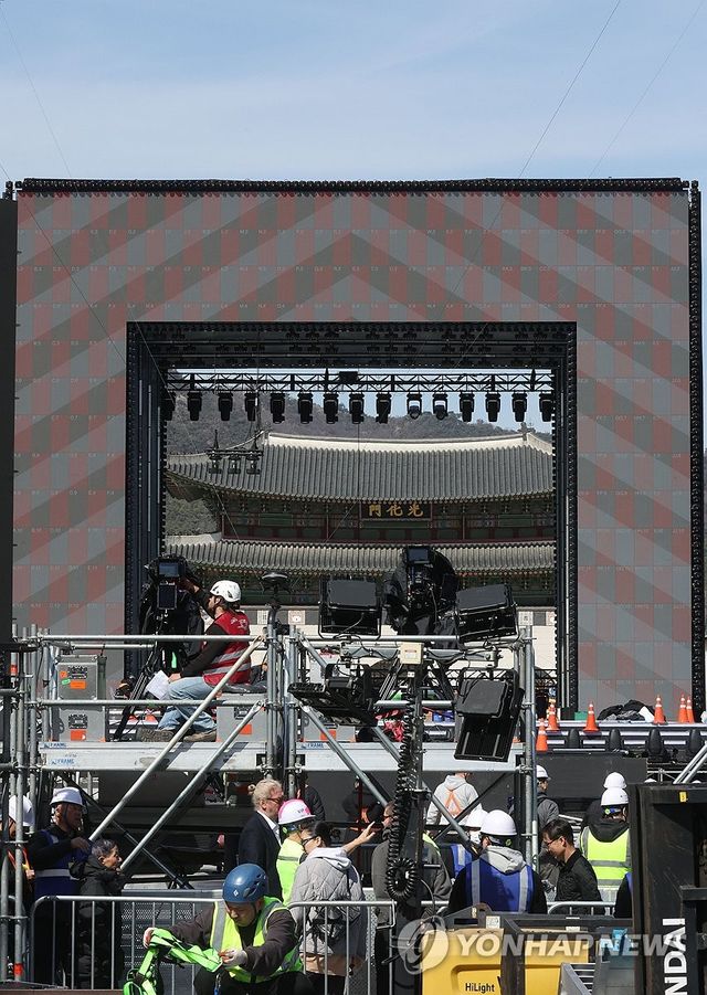 BTS 공연 준비로 분주한 광화문광장