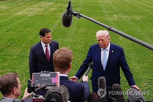 질의응답하는 트럼프 대통령