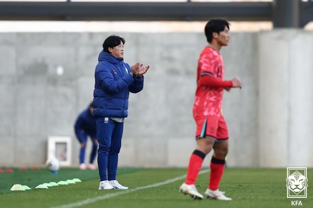 남자 U-17 축구 대표팀의 김현준 감독