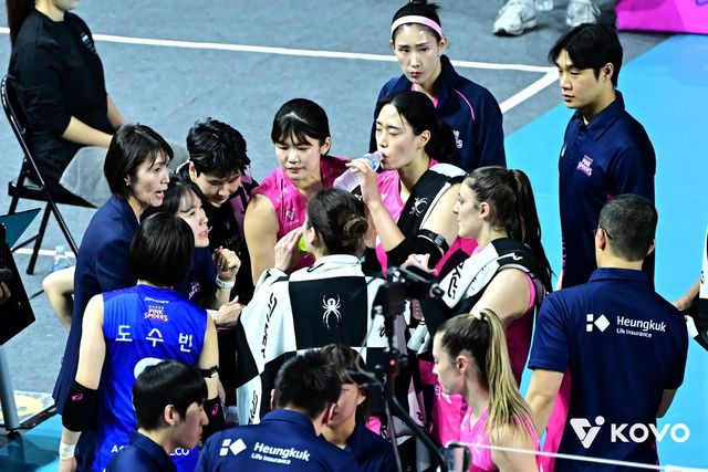 작전 지시하는 요시하라 도모코 흥국생명 감독(맨 왼쪽)