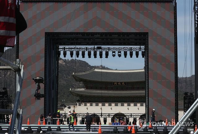 BTS 공연 준비로 분주한 광화문광장