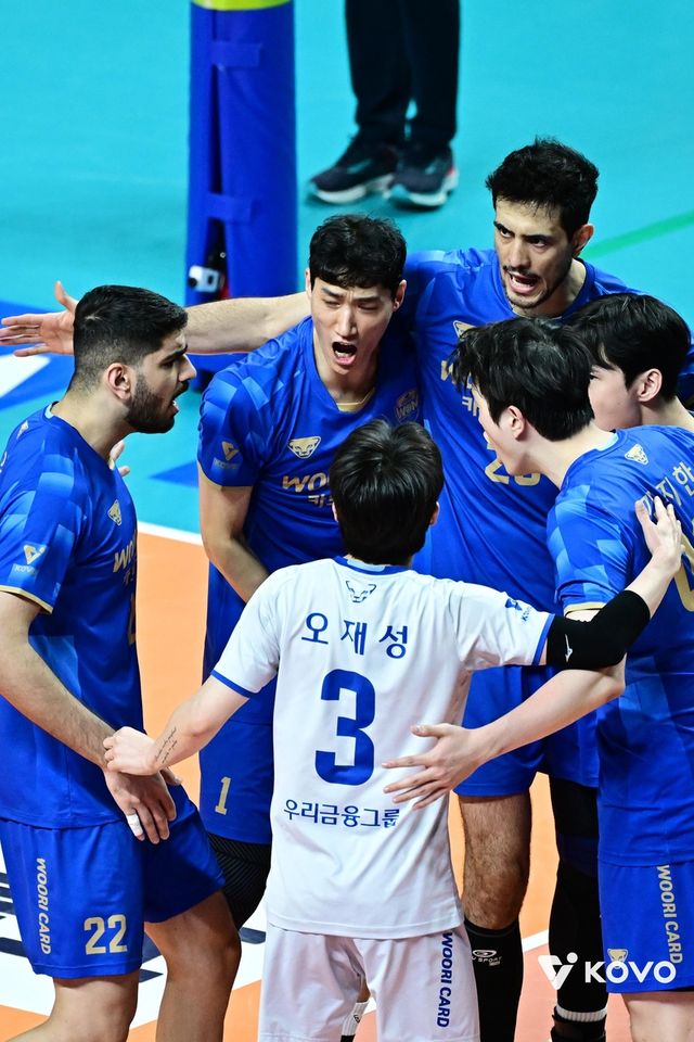 득점 후 기뻐하는 우리카드 선수들