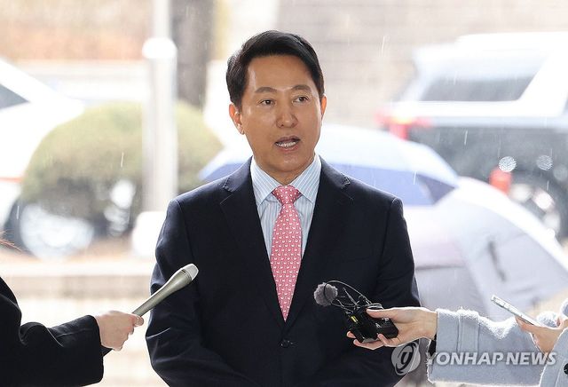 취재진 질문에 답하는 오세훈 시장