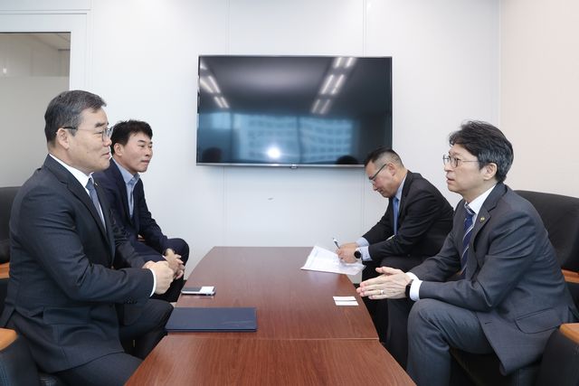 홍지선 국토부 2차관(오른쪽)이 김보현 대우건설 대표이사(왼쪽)과 면담하는 모습