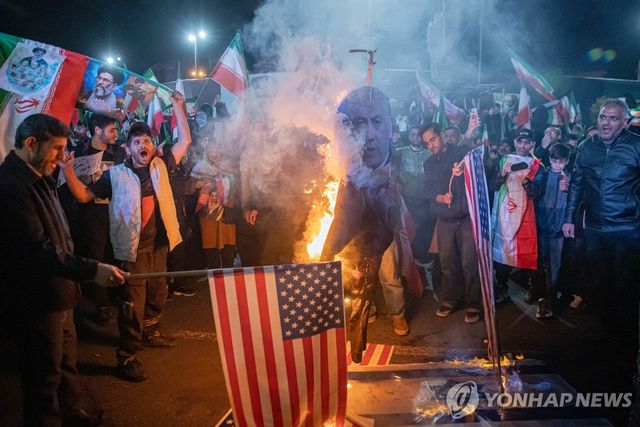 테헤란 집회에서 불타는 성조기