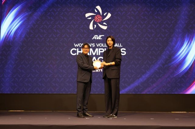 라몬 수자라 AVC 회장(왼쪽)과 '배구 여제' 김연경