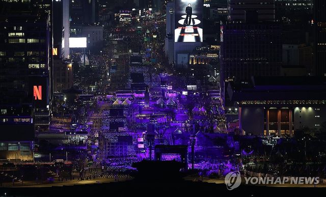 'BTS 컴백' 보랏빛 물든 광화문 광장