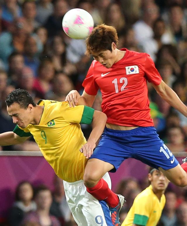 2012년 런던 올림픽에서 활약한 황석호(오른쪽)