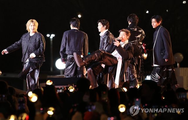 BTS의 열정적인 광화문 컴백 무대