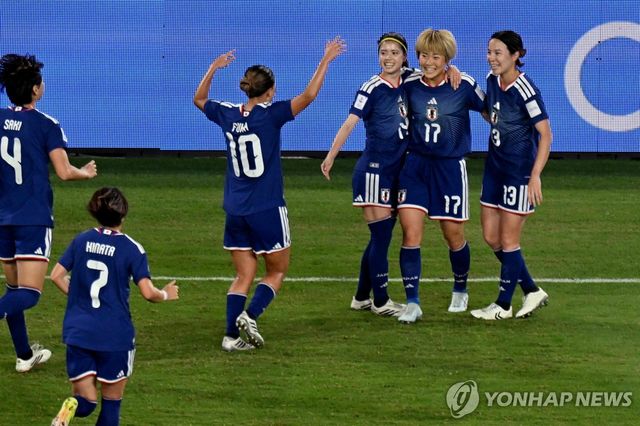 하마노 마이카(오른쪽에서 두 번째)의 골에 기뻐하는 일본 선수들