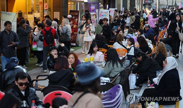 '인파로 가득찬 광화문 인근 카페 거리'