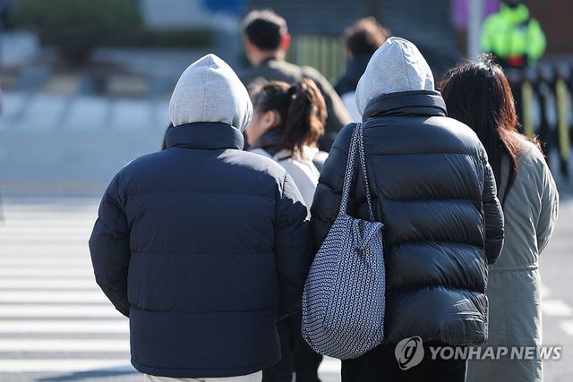 주말 추위에 움츠러든 시민들