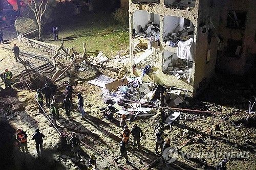 이란의 미사일 공격을 당한 이스라엘 남부 아라드 마을 