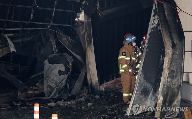 수색작업 이어가는 소방