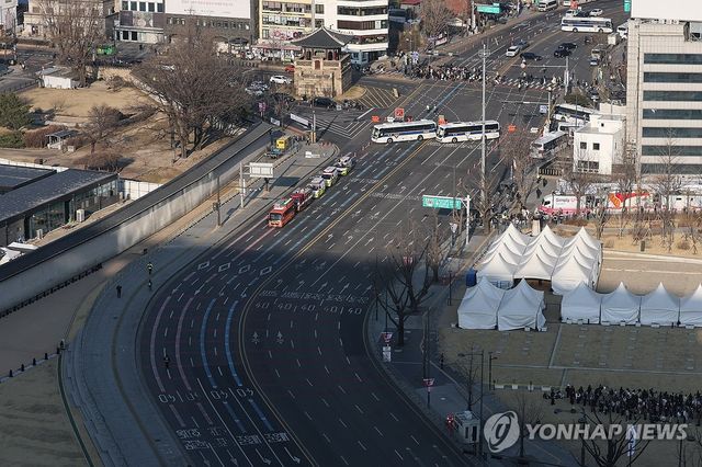 BTS 공연 앞두고 차량 통행 통제된 도로