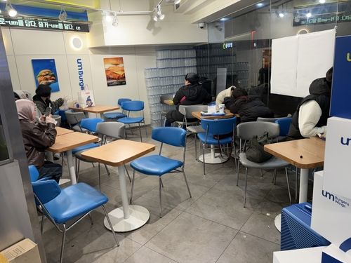 21일 서울 광화문광장 인근 음식점에서 밤새 그룹 방탄소년단(BTS) 컴백 행사 기다리고 있는 팬들의 모습 [촬영 양수연]