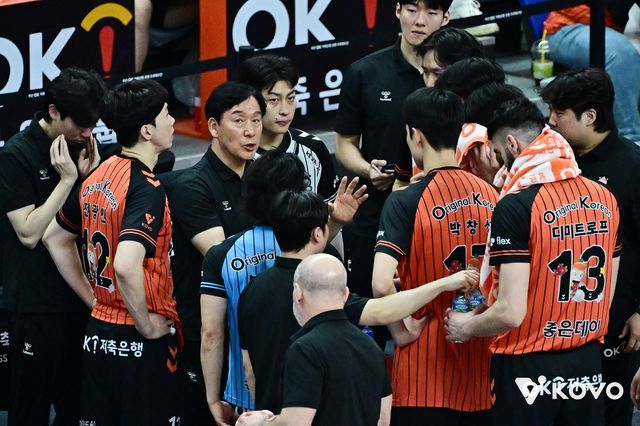 작전 지시하는 신영철 OK저축은행 감독(중앙)