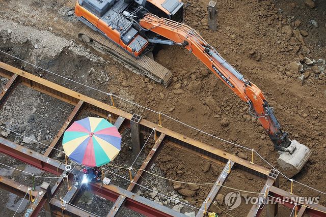 '폭염 속 파라솔 아래 작업'