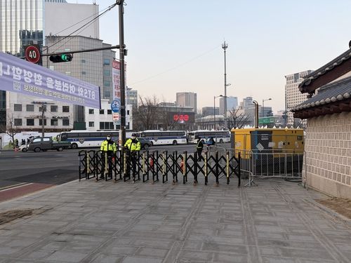 21일 그룹 방탄소년단(BTS) 컴백 공연이 열리는 서울 광화문광장에 설치된 바리케이드 [촬영 양수연]