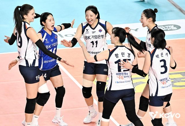 득점 후 기뻐하는 IBK기업은행 선수들