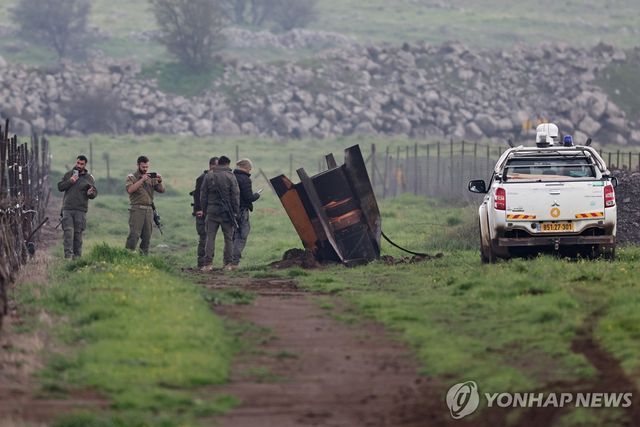 이란 탄도미사일 잔해를 조사하는 이스라엘 병사들