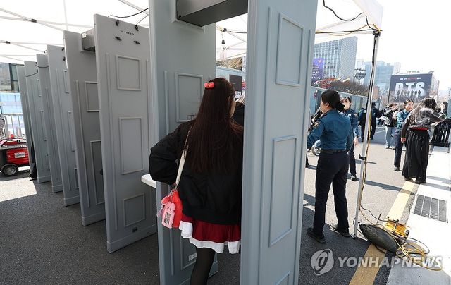 금속탐지기 설치된 출입구