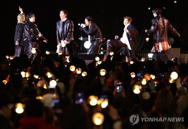 BTS의 열정적인 광화문 컴백 무대