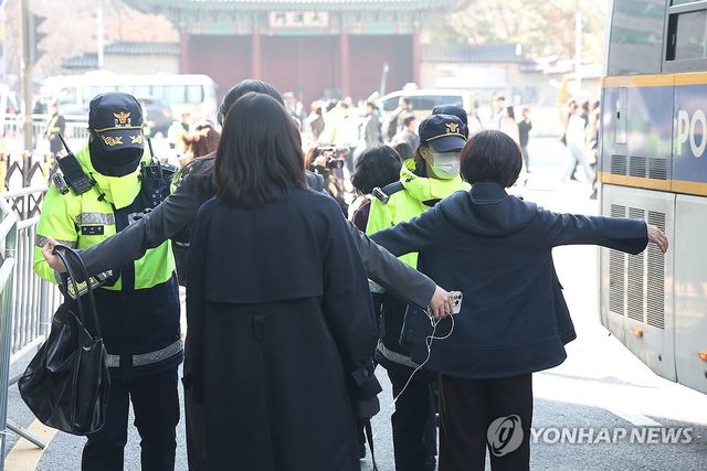 경찰 버스에서 내린 결혼식 하객들