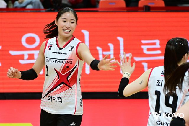 득점 후 하이파이브 하는 정관장의 인쿠시