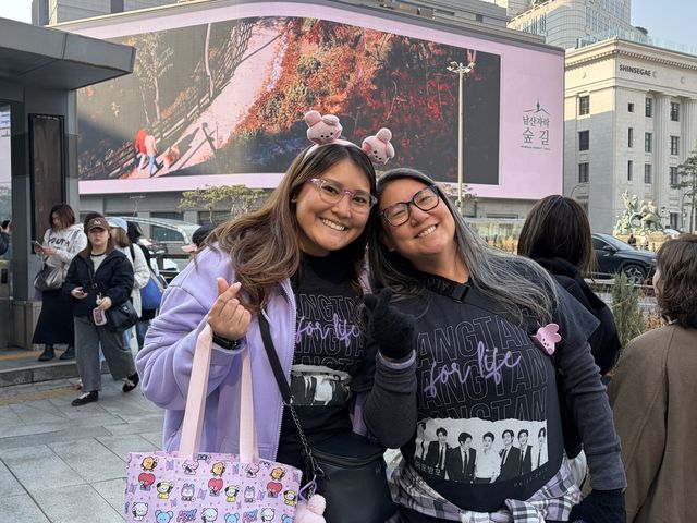 신세계백화점 본점 앞에서 만난 아미