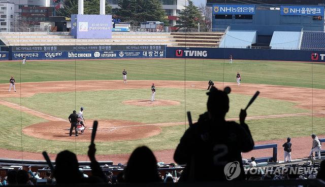 '지금은 야구 계절'